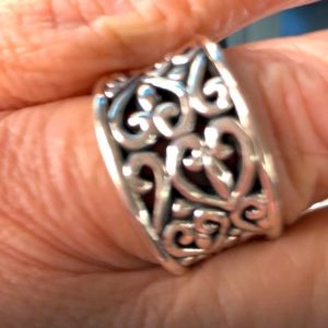 👀🐾💍 Ring Beautiful 925 Sterling silver hearts 💕 designs wide band, tapers.